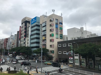 2022年6月8日　中野駅前　壁面看板FFｼｰﾄ張り替え施工