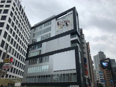 2022年10月12日　青山にて大型壁面看板インクジェットシート上貼り施工