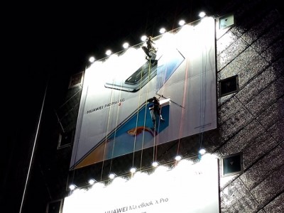 横浜駅西口、夜間大型壁面看板シート上貼り施工！！！