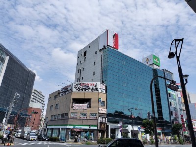 2024年8月5日　王子駅前にて屋上看板白シート上貼り施工