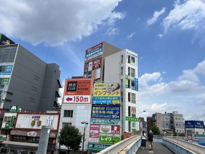2024年9月3日　王子駅前にて、壁面看板のメンテナンス（補修）を行いました