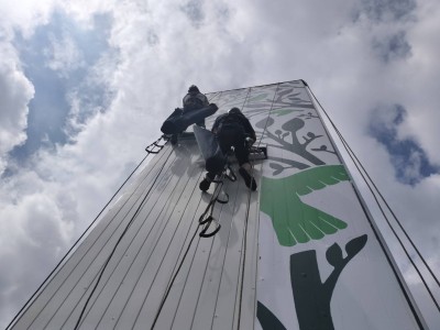 2024年9月10日　前橋市にて塔屋看板ｲﾝｸｼﾞｪｯﾄｼｰﾄ貼り施工