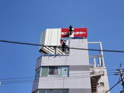 2024年9月26日静岡市にて屋上看板にｲﾝｸｼﾞｪｯﾄｼｰﾄ貼りを行いました。
