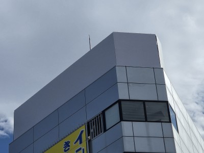 2024年10月7日高幡不動尊にてロープアクセス施工　3面屋上看板白シート上貼り施工