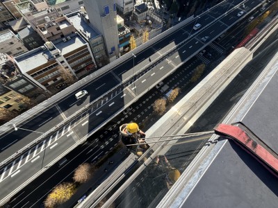 2024年12月24日上野駅近く、高所 FF看板　点検　ロープアクセス