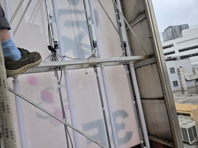 2025年8月1日　横浜市にて袖看板アクリル板看板交換施工