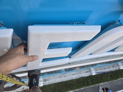 2025年8月22日　横浜市にてチャンネル文字補修工事