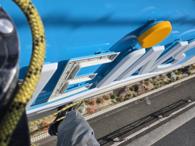 2025年8月22日　横浜市にてチャンネル文字補修工事　２店舗目