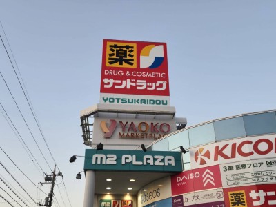 2025年10月30日　四街道にて、塔屋看板カッティングシート貼り施工